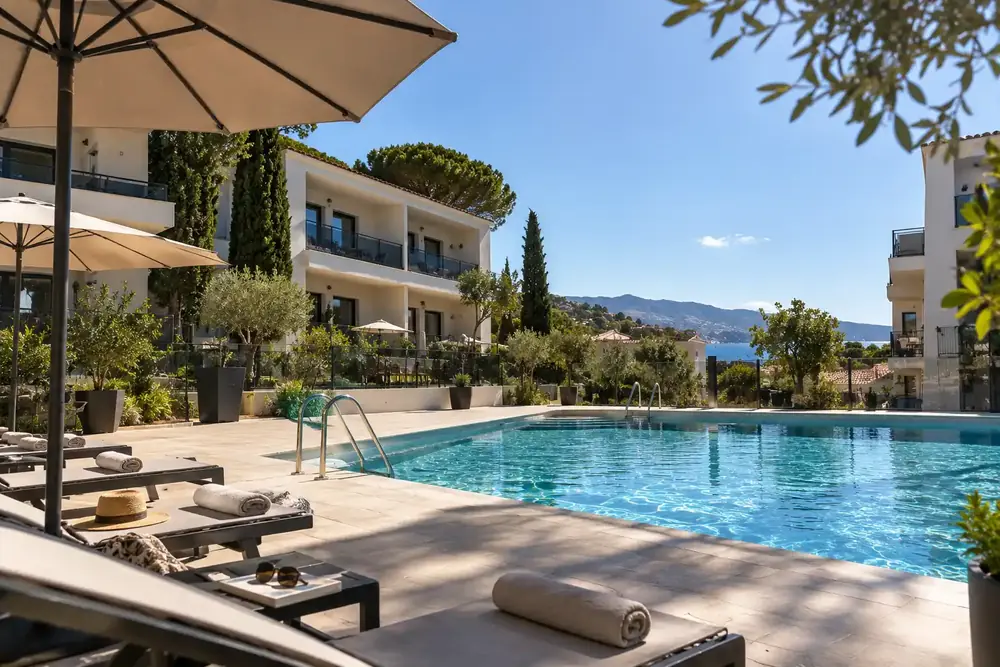 Piscine d'une résidence de tourisme avec vue sur la mer